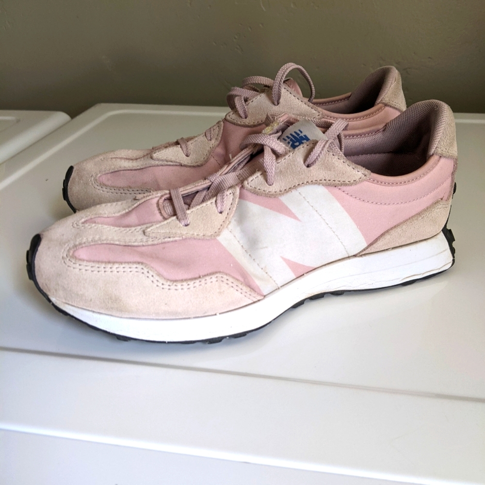 🌸Soft Pink New Balance 327's! 🌸